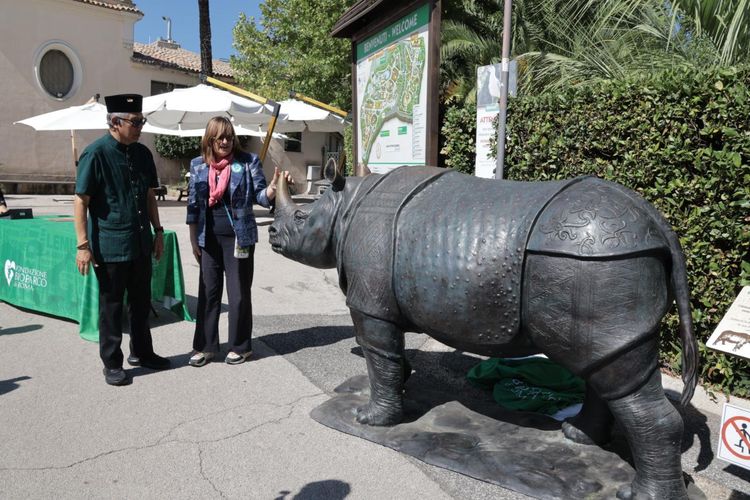 Patung Badak Bercula Satu Asli Indonesia Didirikan di Roma Italia