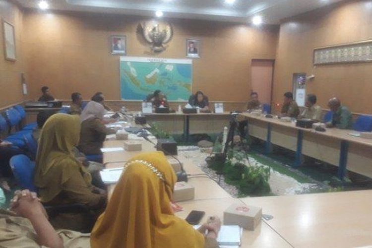 Suasana rapat pembahasan kisruh penolakan pembangunan krematorium di ruang rapat Bupati Belitung. 
