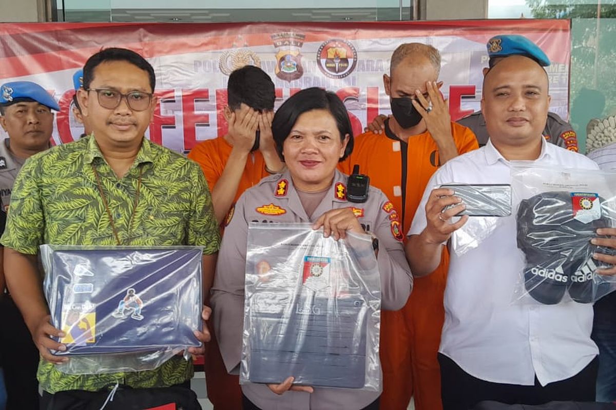Kapolres Kawasan Bandara I Gusti Ngurah Rai AKBP Ida Ayu Wikarniti,  bersama jajarannya saat menunjukkan barang bukti hasil tindak pidana pencurian yang dilakukan dua warga negara Aljazair Dua warga negara Aljazair, berinisial AR (49) dan AB (28),  di area Terminal Kedatangan Bandara Internasional I Gusti Ngurah Rai, Kabupaten Badung, Bali, pada Selasa (7/3/2023). Kompas.com/ Yohanes Valdi Seriang Ginta.