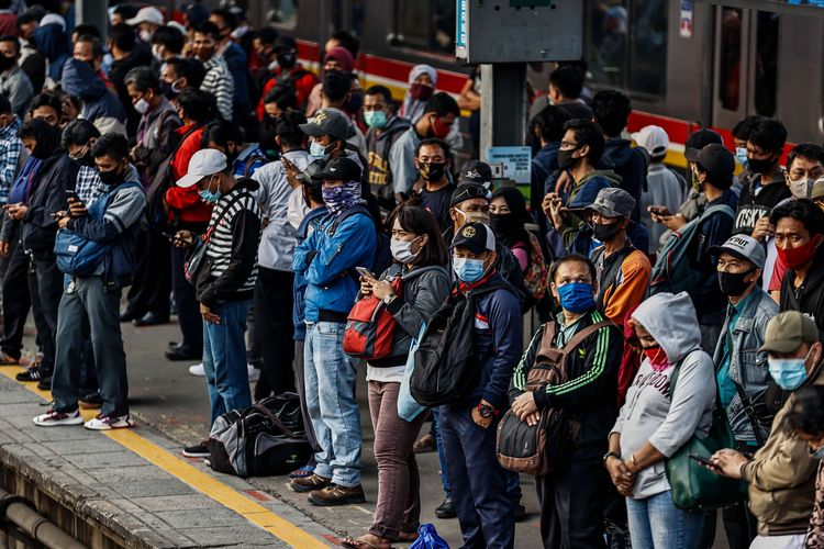 Penumpang meggunakan masker saat menunggu kedatangan Kereta Rel Listrik (KRL) di Stasiun Tanah Abang, Jakarta Pusat, Senin (3/8/2020).