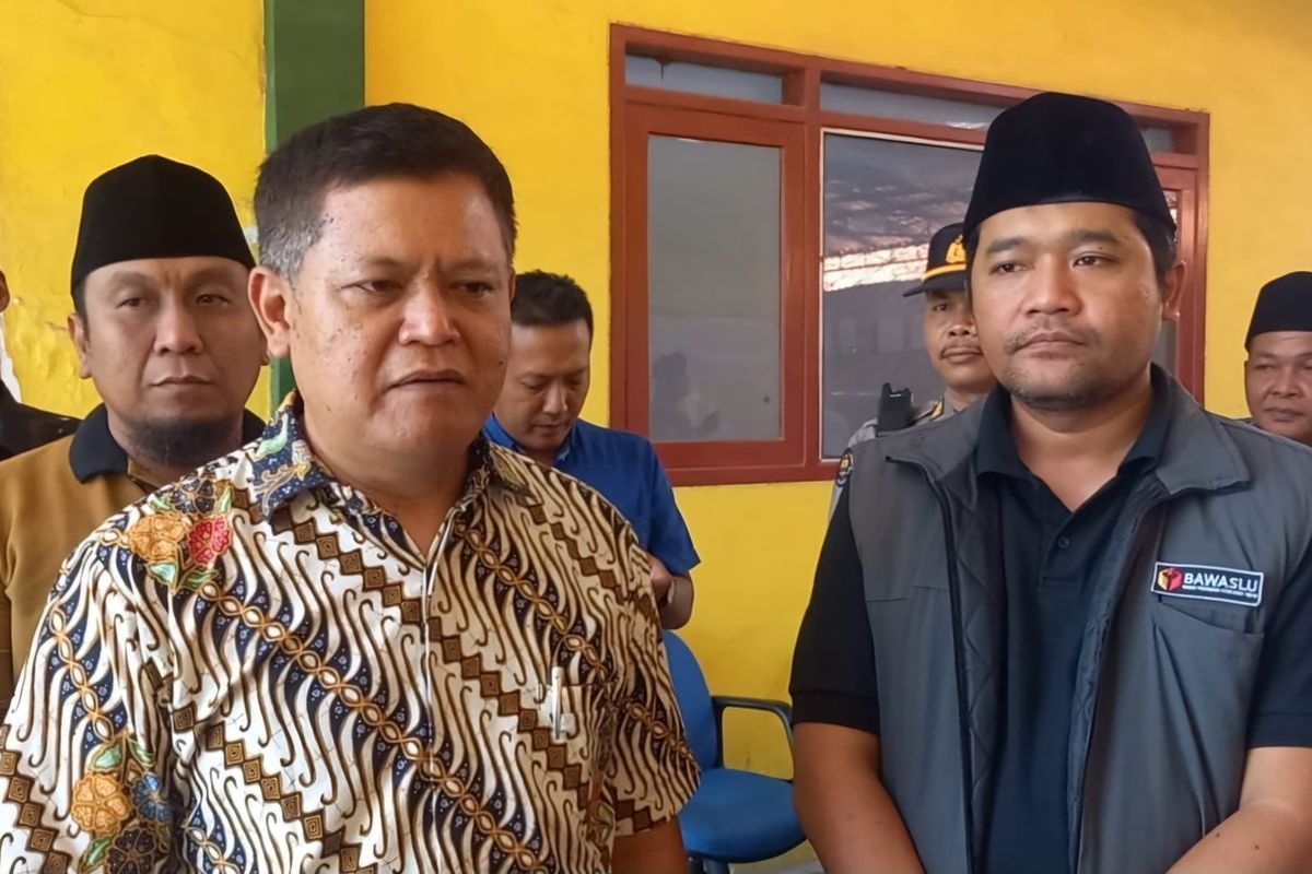 Sapto Wahono (berbatik) dan Sukma Umbara Tirta Firdaus (pakai rompi) menyampaikan keterangan setelah pemeriksaan kelima Kades pada Sabtu (31/8/2024).