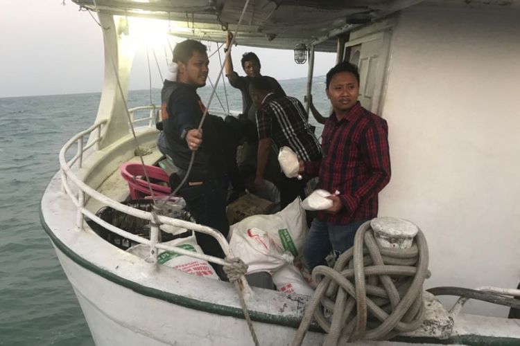 Sejumlah Petugas memeriksa sejumlah karung yang ada di MV Sunrise Glory yang diduga mengangkut bahan baku sabu