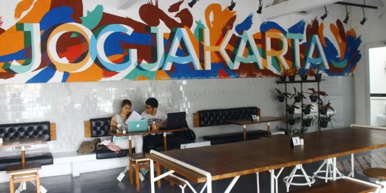 Restoran Lokal yang beralamat di Jalan Jembatan Merah nomor 104C, Gejayan, Yogyakarta ini memiliki interior berkonsep rustic industrial.