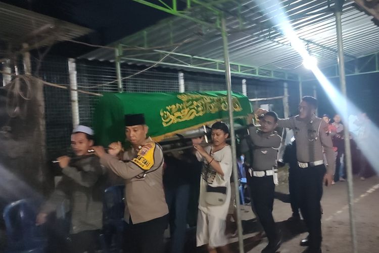 Jenazah Guru Muda Korban Truk Lindas Angkot Tiba di Magelang, Tangis Pecah di Rumah Duka