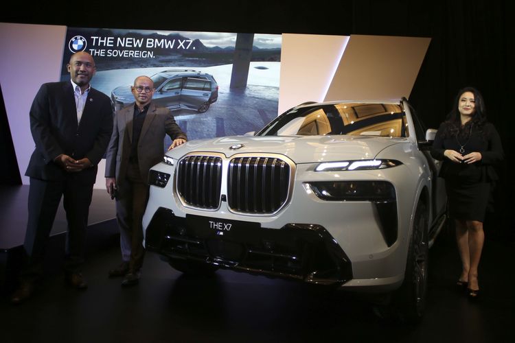 Vice President of Customer Support BMW Group Indonesia Ariefin Makaminan (kiri) bersama Head of BMW Financial Service BMW Group Indonesia Yonatan Bhakti (tengah) dan Director of Communications BMW Group Indonesia Jodie Otania (kanan) berpose saat peluncuran Luxury Sport Activity Vehicle New BMW X7 di Jakarta, Kamis (2/2/2023). New BMW X7 hadir dengan berbagai peningkatan serta kombinasi dari tampilan ekslusif, kedinamisan, kelapangan kabin mewah, dan keserbagunaan yang terdepan di kelasnya.