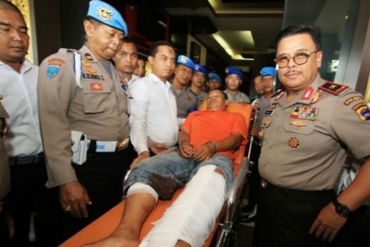 Bripka SP, polisi yang membawa kabur tahanan narkoba ditembak di bagian kaki. Dia dibawa dengan brangkar dalam rilis, Rabu (14/3/2018) pagi. 