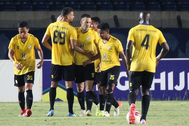 Tim Barito Putera merayakan gol yang dibukukan ke gawang Persib Bandung dalam uji tanding yang berlangsung di Stadion Si Jalak Harupat, Kabupaten Bandung, Selasa (11/2/2020).