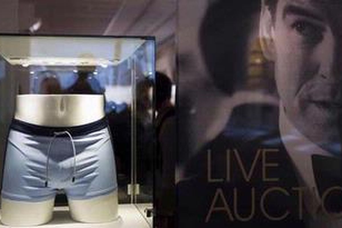 Satu celana renang yang pernah dikenakan oleh aktor Daniel Craig dalam film Casino Royale terlihat dipajang di Balai Lelang Christie's, London (Inggris), 28 September 2012. Celana renang tersebut ditawarkan dalam 50 Years of James Bond - The Auction, berkait dengan perayaan 50 tahun Bond dalam film.