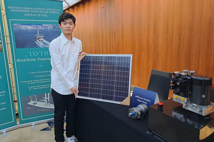 Jefferson Sunjoto, siswa JIS  mengembangkan software yang memadukan tenaga angin dan tenaga surya) untuk perahu layar.

