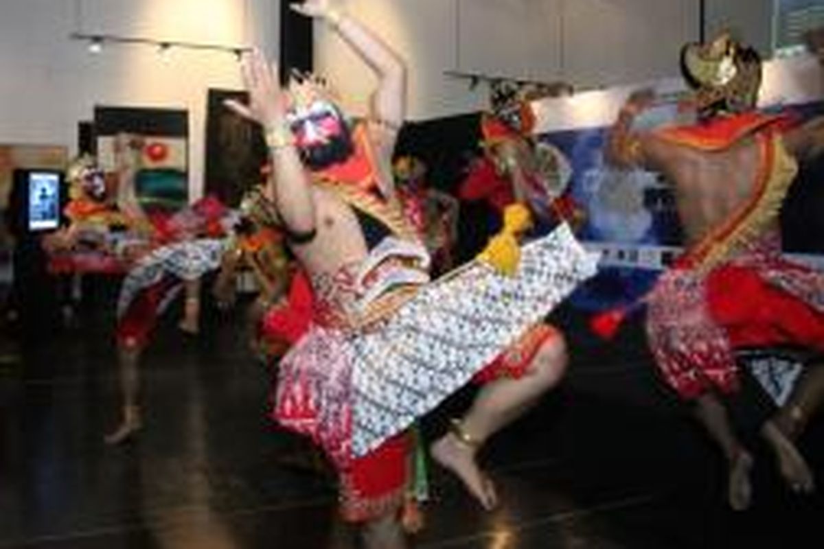  Beberapa penari mempertunjukkan Tari Cakil yang juga akan mucul dalam pementasan “Arjuna Galau” 