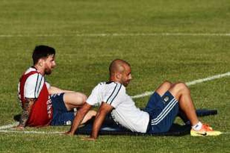 Dua andalan timnas Argentina, Lionel Messi dan Javier Mascherano, tengah berlatih jelang pertandingan Copa America Centenario di Boston, Kamis (16/6/2016). 