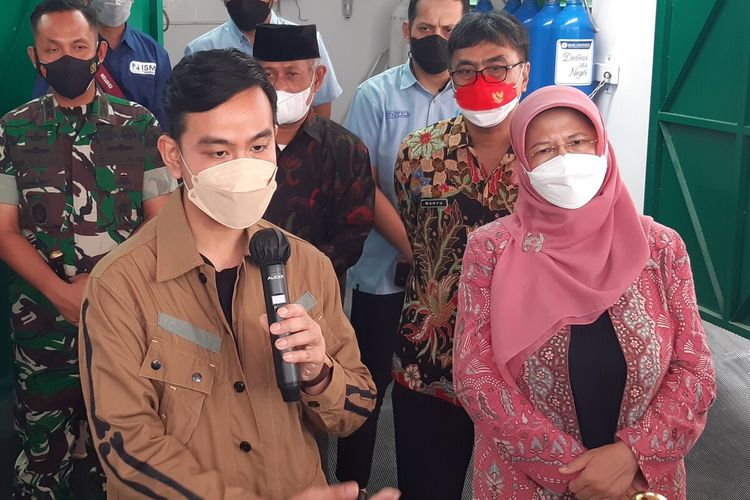 Wali Kota Solo Gibran Rakabuming Raka didampingi Kepala Dinas Kesehatan Siti Wahyuningsih di RSUD Bung Karno Solo, Jawa Tengah, Sabtu (18/12/2021).