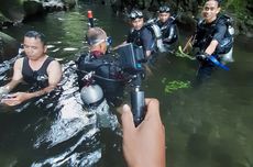 Tim BPBD Ciamis Menyelam di Sungai demi Cari Kamera Turis Asing