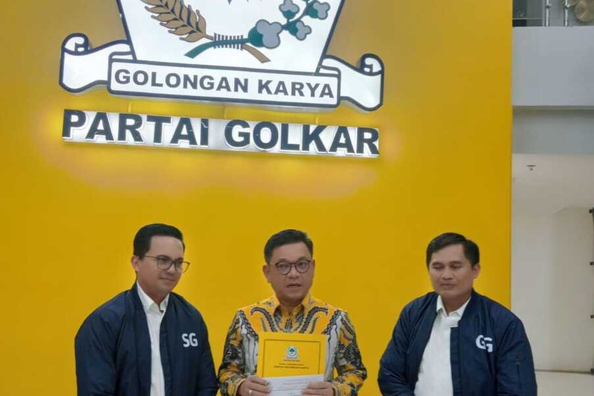Ketua DPD Golkar Jawa Barat Ace Hasan memberikan surat rekomendasi kepada Sahrul Gunawan - Gun Gun Gunawan untuk maju di Pilkada 2024 nanti