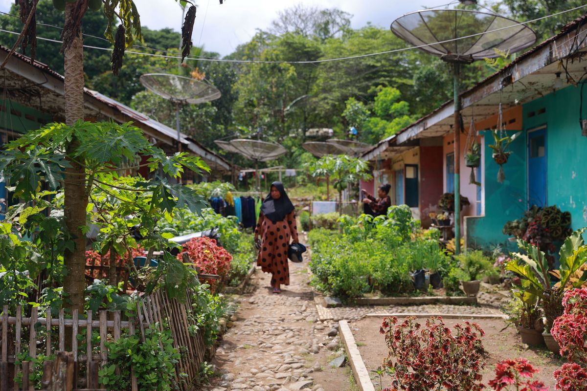 Aktivitas warga di Dusun Silosanen, Desa Mulyorejo, Kecamatan Silo, Jember, Jawa Timur, Jumat (28/11/2025). Dusun Silosanen ada salah satu dusun yang masuk di sekitar area perkebunan milik BUMN, di dusun inilah terdapat warga miskin ekstrem yang menggantungkan hidupnya sebagai buruh borongan di perkebunan.