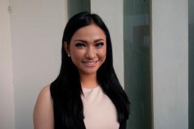 Artis peran dan disc jockey (DJ) Amel Alvi diabadikan usai mengisi acara Rumpi, di Gedung Trans, Tendean, Jakarta Selatan, Jumat (28/8/2015).