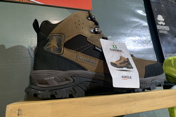 Terlaris, sepatu hiking Consina Askole dijual seharga Rp 1,1 jutaan di Indofest 2025. Harga ini masih bisa dipotong diskon 10 persen khusus pengunjung.