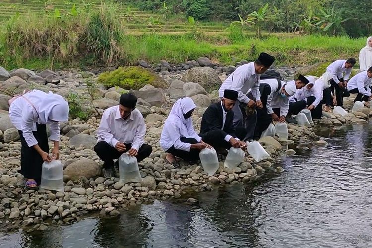 Sebanyak 14 pasang pengantin dan calon pengantin menebar ikan air tawar ke sungai Tibalah, Pedukuhan Semaken III, Kalurahan Banjararum, Kapanewon Samigaluh, Kabupaten Kulon Progo, Daerah Istimewa Yogyakarta.