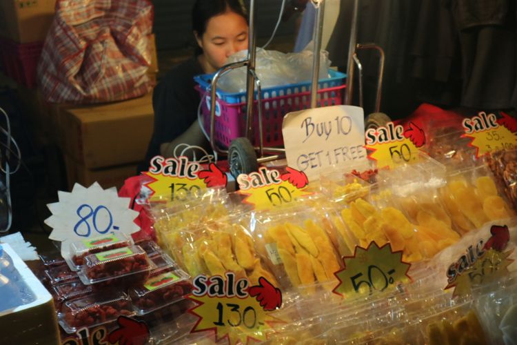 Ragam kuliner street food yang dijual di night market, Chiang Mai, Thailand.