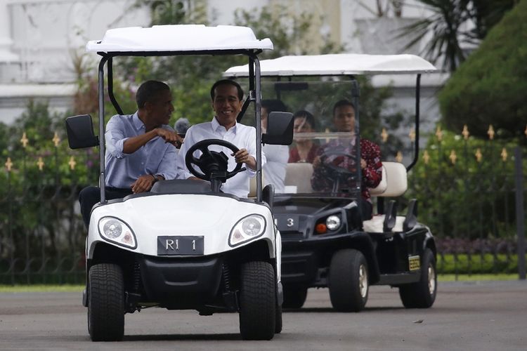 Mantan presiden AS Barack Obama (kiri) didampingi Presiden Joko Widodo menaiki mobil boogey saat berkunjung ke Kebun Raya yang berdekatan dengan kompleks Istana Kepresidenan di Bogor, Jawa Barat, Jumat (30/6/2017). Kunjungan itu digelar di sela kedatangan Obama ke Jakarta setelah sebelumnya menyambangi Bali dan Yogyakarta dalam rangka liburannya bersama keluarga di Indonesia.