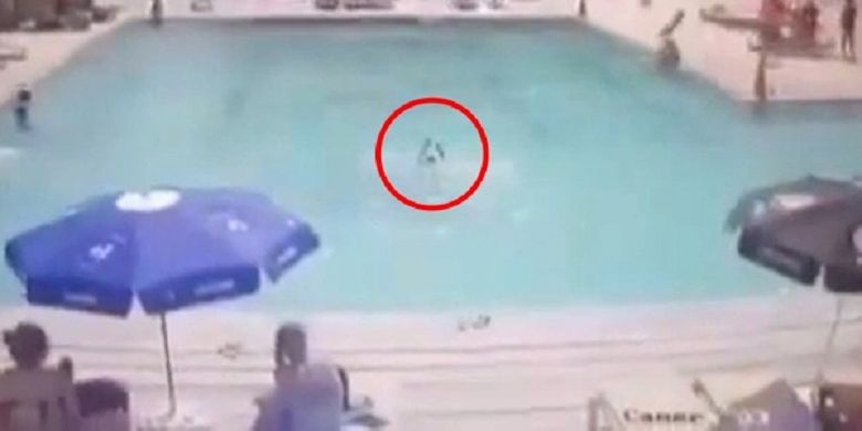 Potongan rekaman CCTV di Turki menunjukkan seorang bocah 8 tahun berjuang untuk tetap mengapung setelah dia tenggelam di kolam renang, di depan orangtuanya.