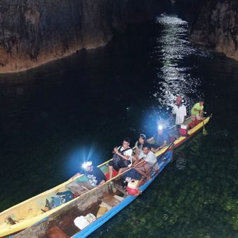 Tim Terios 7-Wonders berada di dalam Gua Boki Moruru, Sagea, Halmahera, Maluku, setelah melalui Sungai Segayen. 