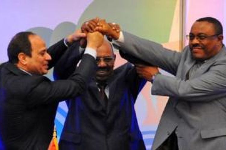 Dari kiri, Presiden Mesir Abdel-Fattah el-Sissi, Presiden Sudan Omar al-Bashir, dan PM Ethiopia Hailemariam Desalegn berjabat tangan setelah penandatanganan kesepakatan soal pembagian air Sungai Nil di Khartoum, Sudan (23/3/2015).