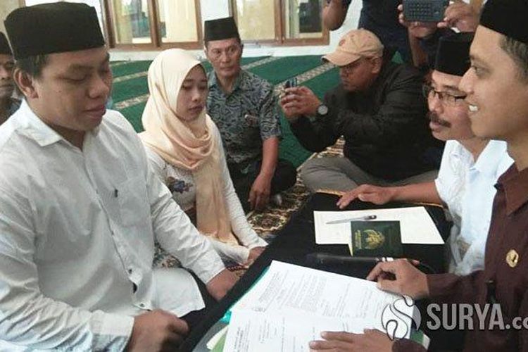 Mochamad Husain Rofiudin yang berstatus tahanan polisi saat mengikuti prosesi pernikahan dengan Ayuk Malinda di Masjid Polres Kediri Kota, Sabtu (22/6/2019). 

