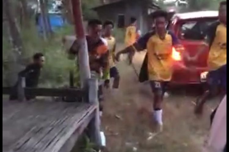 Aksi pengeroyokan terhadap pasutri dan balitanya oleh kawana pemain bola di Kabupaten Jeneponto, Sulawesi Selatan. Selasa, (16/8/2022).
