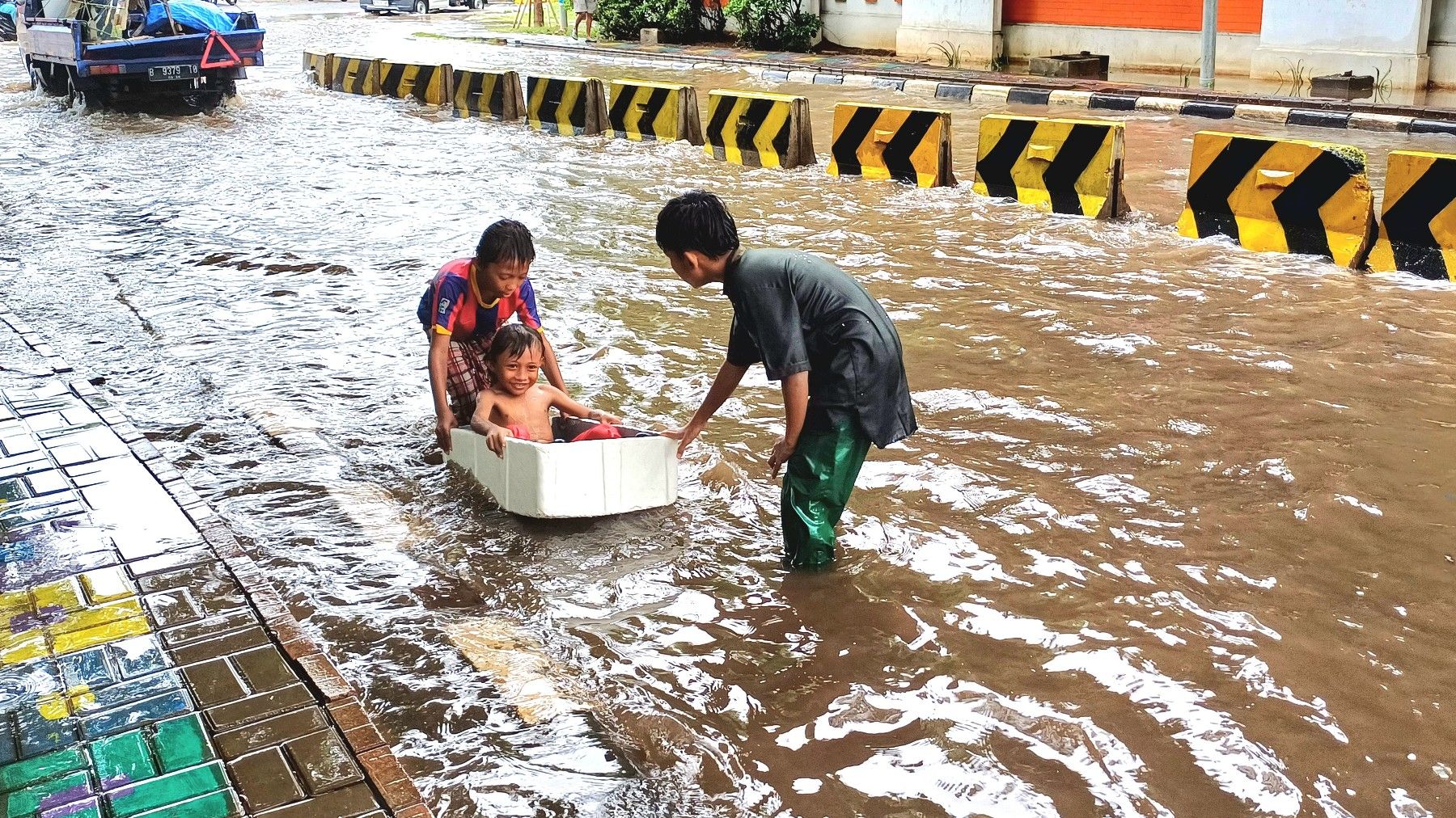 Keceriaan 4 Bocah di Tengah Banjir Jakarta Hari Ini…