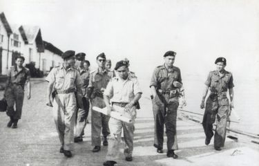Kol. A.E. Kawilarang dan staf tiba di Makassar pada 20 April 1950 dan disambut hangat oleh Mayor H.V. Worang. Tampak Kol. A.E. Kawilarang bersama rombongan sedang berjalan menuju kota Makassar untuk mengatasi Pemberontakan Andi Aziz.