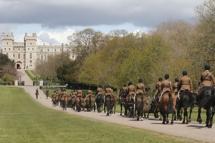 Pasukan berkuda Kerajaan Inggris berlatih di Long Walk menuju Kastil Windsor pada Kamis (15/4/2021), sebagai persiapan jelang pemakaman Pangeran Philip suami Ratu Elizabeth II.