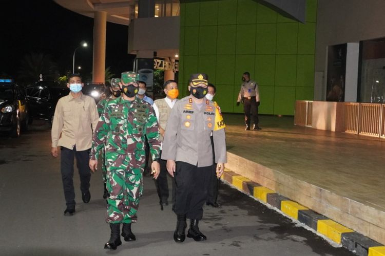 Kapolres Gresik AKBP Arief Fitrianto (kanan) bersama Dandim 0817 Gresik Letkol Inf Taufik Ismail, saat menggelar patroli di salah satu pusat perbelanjaan modern di Gresik.