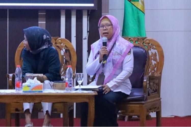 Kepala Bidang PPDI DP2KBP3A Tala Sukarti saat memaparkan laporan Diseminasi Audit Kasus Stuning Semester II di Gedung Sarantang Saruntung, Kabupaten Tanah Laut Pelaihari, Rabu (25/10/2023).
