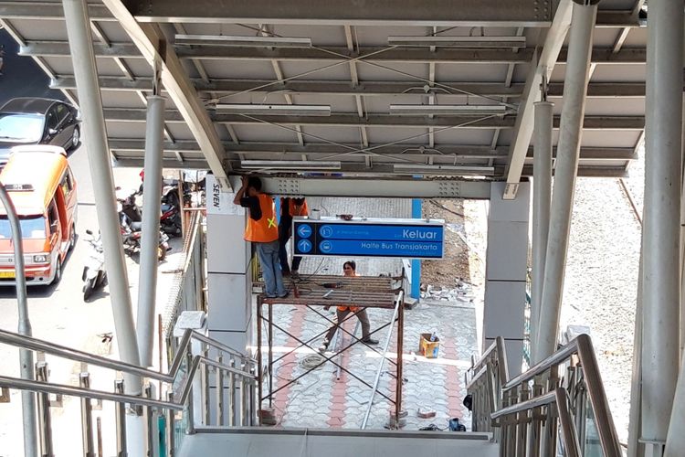 Tangga dari stasiun Cakung menuju halte transjakarta