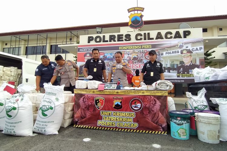 Ungkap kasus gula oplosan di Mapolres Cilacap, Jawa Tengah, Rabu (18/3/2020).