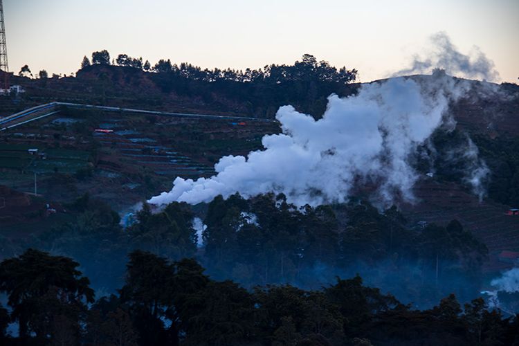 Uap energi panas bumi di Dieng yang membumbung tinggi.