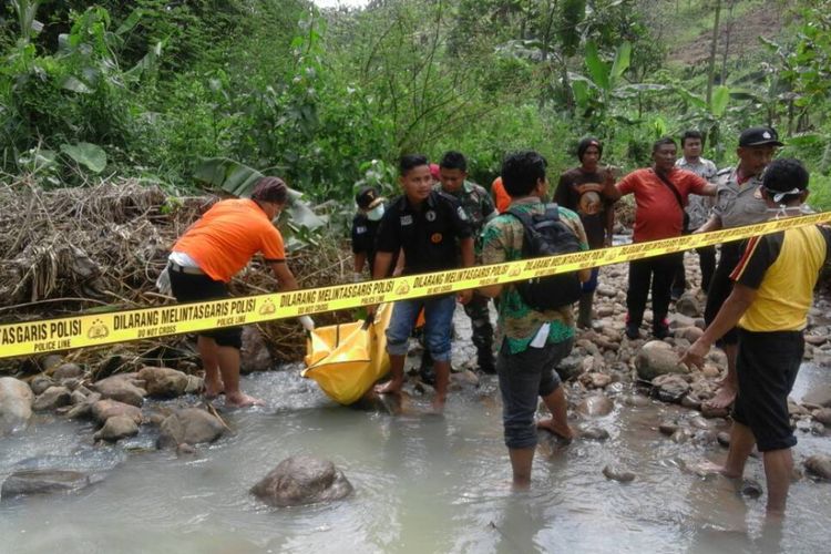 Warga dan anggota TNI AD bersama-sama mengevakuasi jenazah Dimah yang ditemukan di Sungai Ngabrak Madiun, Jumat ( 5/5/2017).