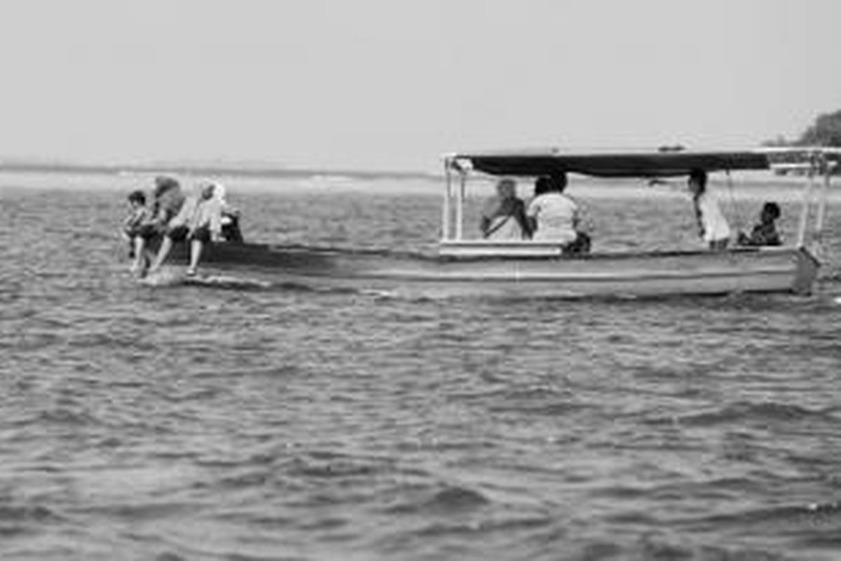 Selat dan lautan tidak pernah menjadi penghalang bagi warga Kabupaten Kepulauan Seribu, Jakarta, untuk menjaga silaturahim. Tak peduli punya perahu atau tidak, mereka berusaha menjumpai sanak famili di pulau lain. 