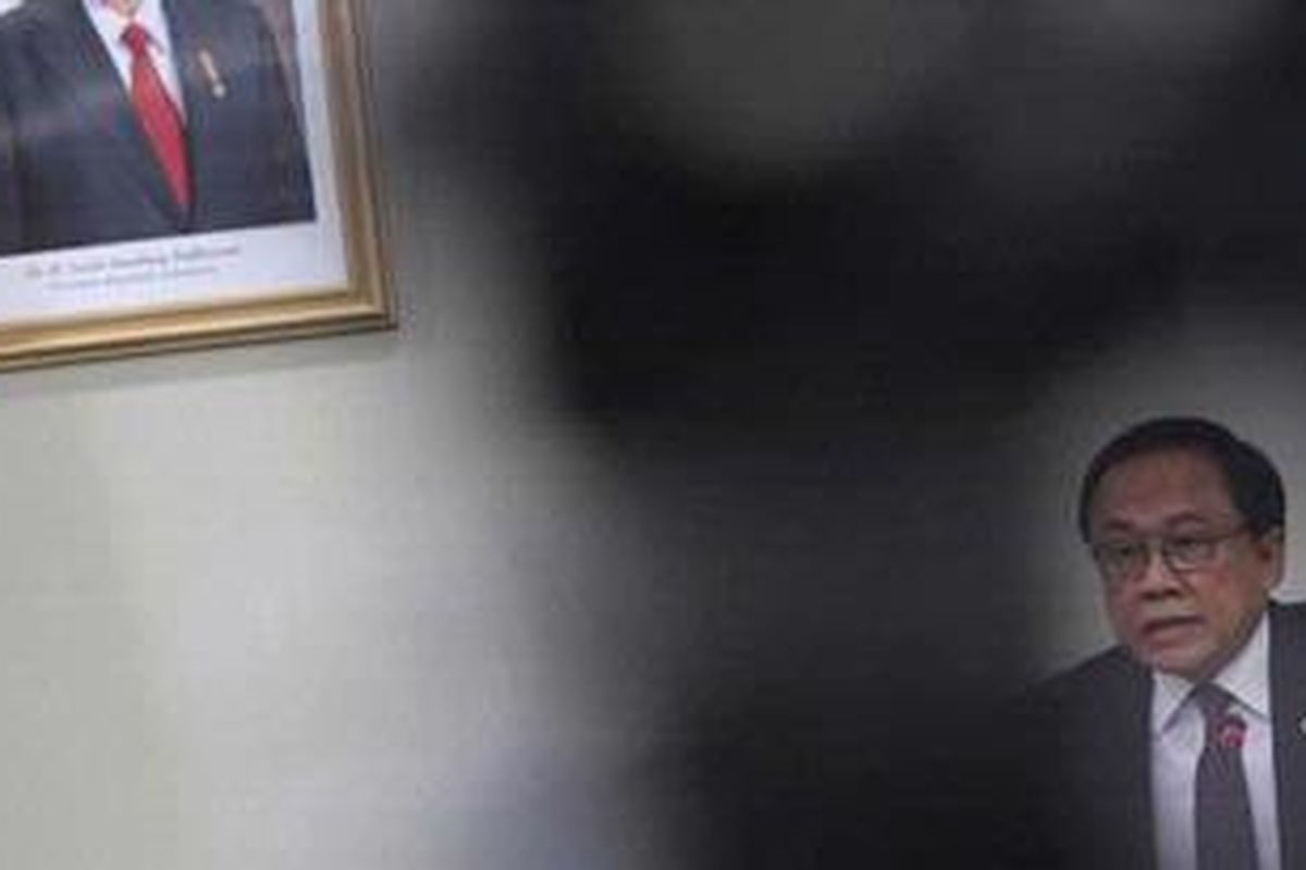 Sekretaris Kabinet Dipo Alam menggelar jumpa pers di kantor Seskab, Jakarta, Senin (12/11/2012). Dalam kesempatan tersebut, Dipo Alam memberikan keterangan soal sumber korupsi di Lembaga Pemerintah.