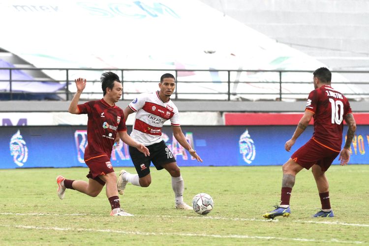 Pemain Madura United, Renan Silva, terlibat perebutan bola dengan personel Borneo FC dalam laga Liga 1 2021-202 di Stadion Kapten I Wayang Dipta, Gianyar, Bali, Jumat 25 Maret 2022.