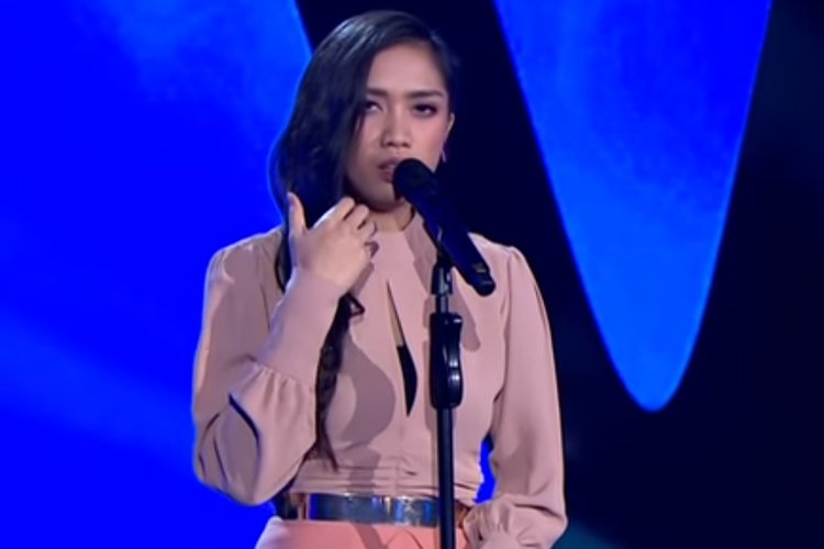 Kontestan Indonesian Idol X Mirabeth Sonia pada babak Showcase.
