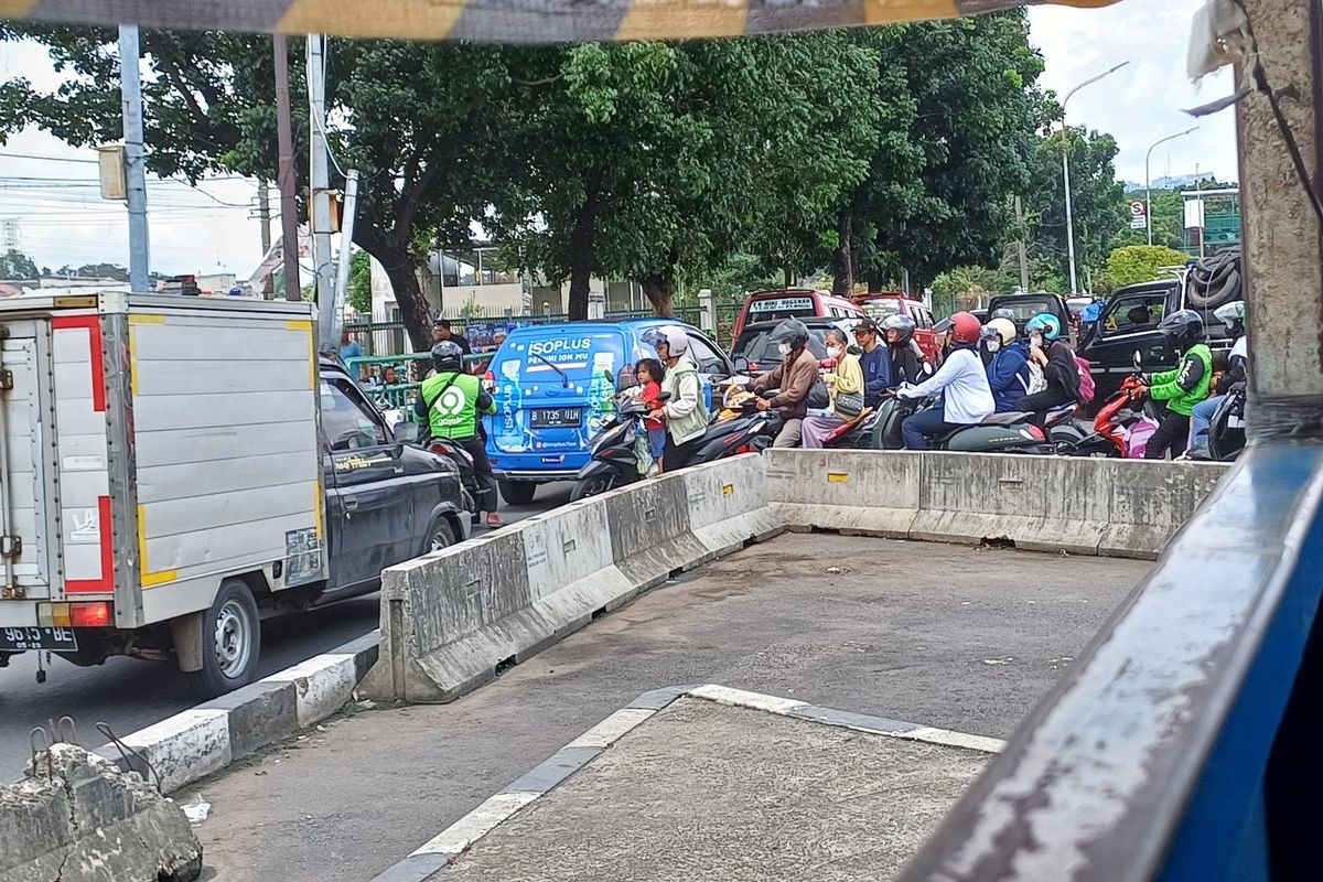 Para pengendara motor melawan arus di Persimpangan Pasar Minggu, Jakarta Selatan, Selasa (5/2/2024).
