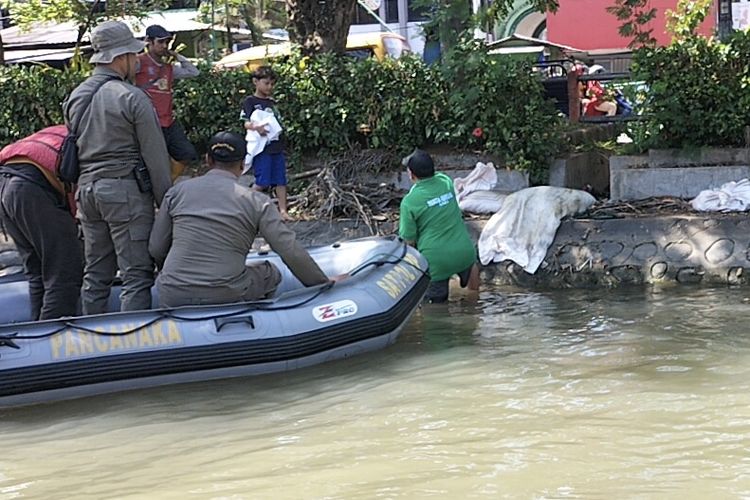Salah satu warga yang diduga hendak membuang sampah rumen di sungai Surabaya, Senin (17/6/2024).