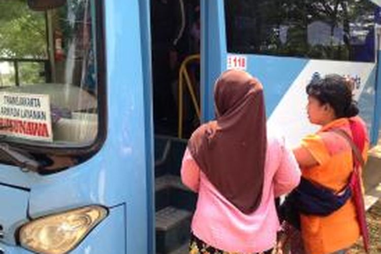 Warga rusun Marunda antre untuk naik bus pengumpan atau feeder di halte Rusunawa Marunda, Jakarta Utara, Senin (18/1/2016). 



