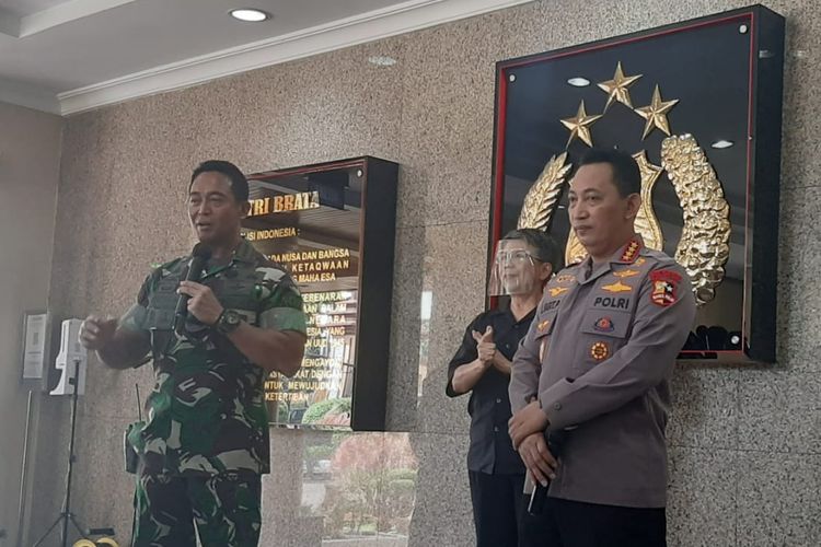 Panglima TNI Andika Persada dan Kapolri Listyo Sigit memberikan keterangan pers di Mabes Polri, Selasa (23/11/2021).