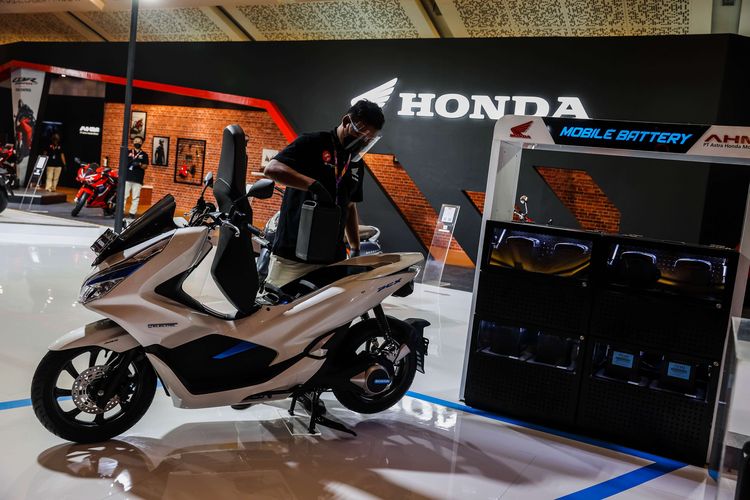 Suasana pameran di booth Honda IIMS Hybrid 2021 di Hall C1 JiExpo Kemayoran, Jakarta Utara, Kamis (15/4/2021). Honda ikut memeriahkan Indonesia International Motor Show (IIMS) yang berlangsung dari 15-25 April 2021, dengan menerapkan protokol kesehatan yang ketat.