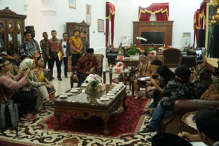 
Suasana audiensi antara Aliansi Mentawai Bersatu dan Gubernur Sumatera Barat Mahyeldi (ketiga dari kanan) di Istana Gubernur Sumbar, Padang, Kamis (25/8/2022) sore. Aliansi meminta dukungan gubernur agar pemerintah pusat ataupun DPR merevisi Undang-Undang Nomor 17 Tahun 2022 tentang Provinsi Sumbar karena dianggap melupakan eksistensi adat dan budaya