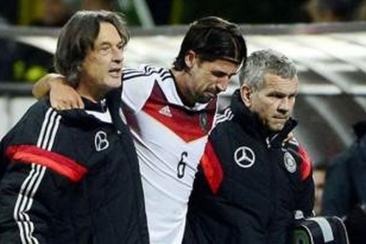 Gelandang Jerman, Sami Khedira (tengah), mengalami cedera lutut saat melawan Italia di Stadion Giuseppe Meazza, Milan, Jumat (15/11/2013).