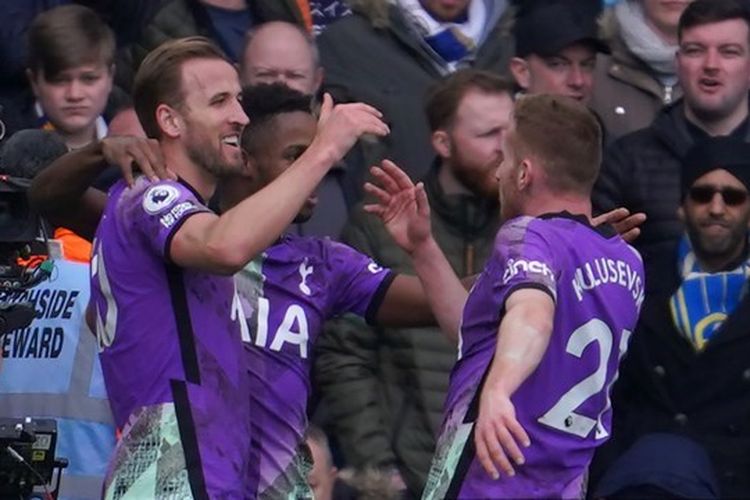 Penyerang Tottenham Hotspur, Harry Kane, melakukan selebrasi bersama rekan setim usai menjebol gawang Leeds United dalam laga Liga Inggris 2021-2022 di Elland Road, 26 Februari 2022.